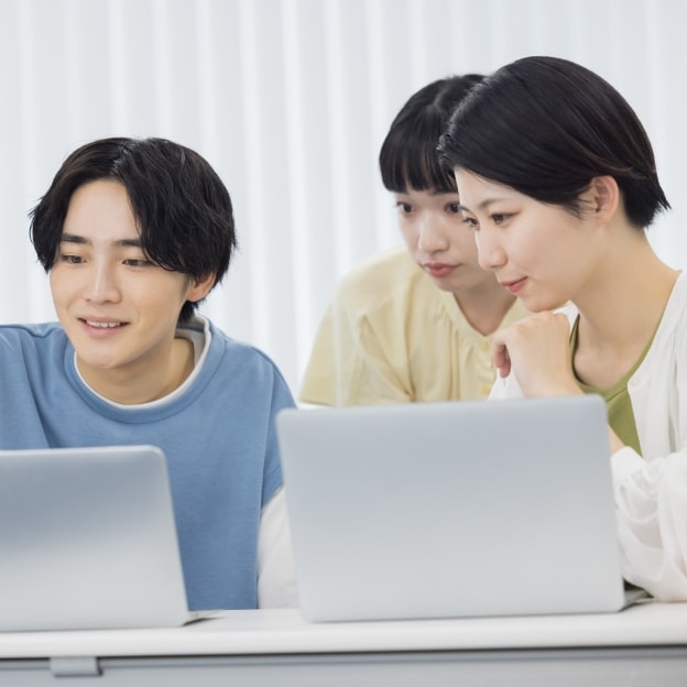 複数の制作スタッフ